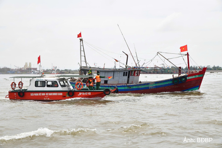 Ứng phó, khắc phục hậu quả thiên tai, TKCN được xác định là nhiệm vụ chiến đấu trong thời bình của Quân đội. Ảnh: Minh Khôi