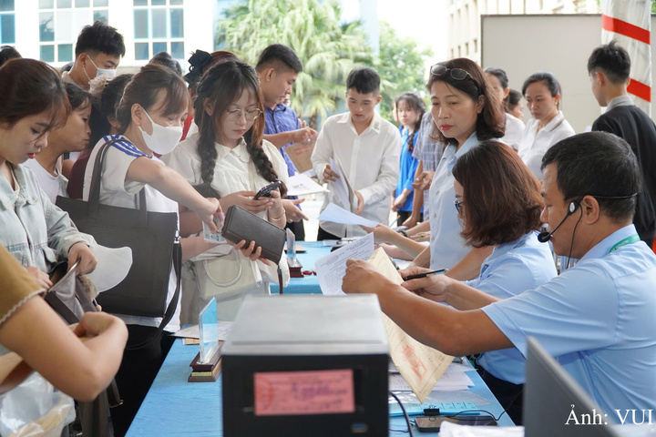 Tân sinh viên cùng phụ huynh đến làm thủ tục nhập học tại Trường Đại học Công nghiệp Việt Trì