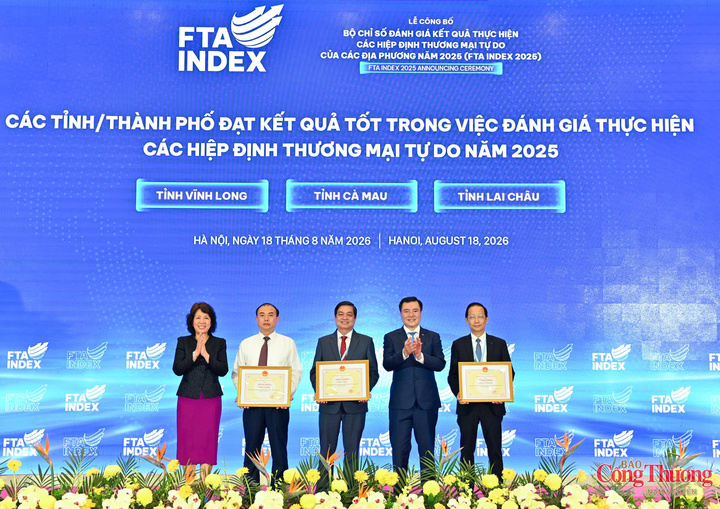 Thứ trưởng Bộ Công Thương Nguyễn Sinh Nhật Tân và Thứ trưởng Bộ Ngoại giao Nguyễn Thị Hoàng Vân trao Bằng khen cho các địa phương. Ảnh: Nam Nguyễn
