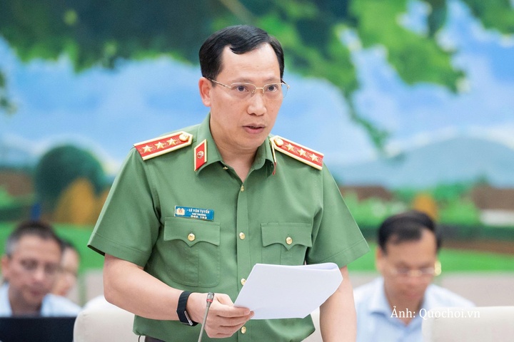 Thứ trưởng Bộ Công an, Thượng tướng Lê Văn Tuyến trình bày tờ trình.