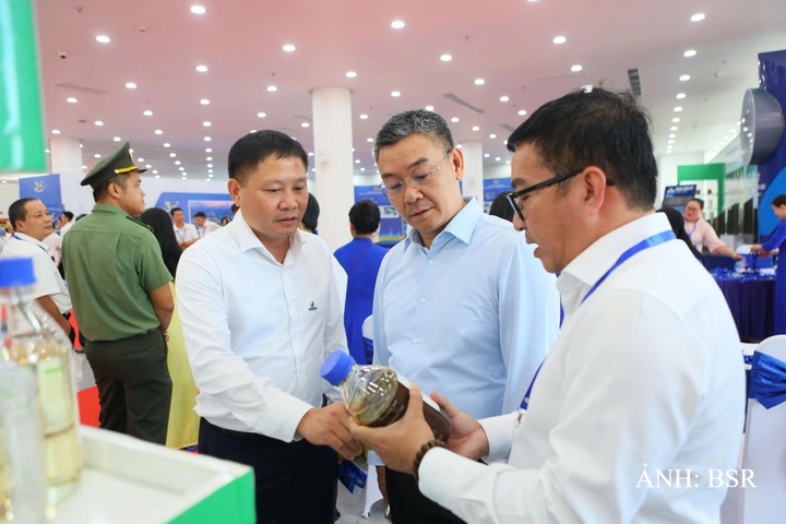 Chủ tịch HĐQT BSR Bùi Ngọc Dương và Tổng giám đốc BSR Nguyễn Việt Thắng thông tin về các sản phẩm mới tới Tổng Giám đốc PETROVIETNAM Lê Mạnh Cường tại gian hàng triển lãm. Ảnh: BSR