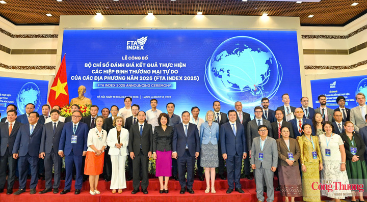 Các đại biểu chụp ảnh lưu niệm tại Lễ công bố Bộ chỉ số FTA Index 2025.