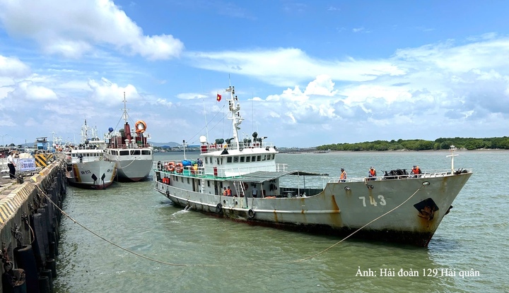 Tàu 743 rời khu vực làm nhiệm vụ, hành quân về cảng Hải đoàn 129 Hải quân để bàn giao ngư dân.