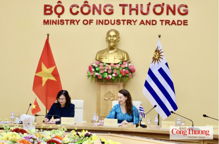 Thứ trưởng Bộ Công Thương Phan Thị Thắng và Thứ trưởng Bộ Ngoại giao Uruguay Valeria Csukasi đã ký Biên bản Kỳ họp lần IV Ủy ban Hỗn hợp về Hợp tác kinh tế, thương mại và đầu tư giữa Việt Nam và Uruguay.