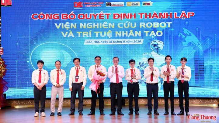 Chủ tịch UBND TP. Cần Thơ Trương Cảnh Tuyên chúc mừng thành viên Viện Nghiên cứu robot và trí tuệ nhân tạo DNC.