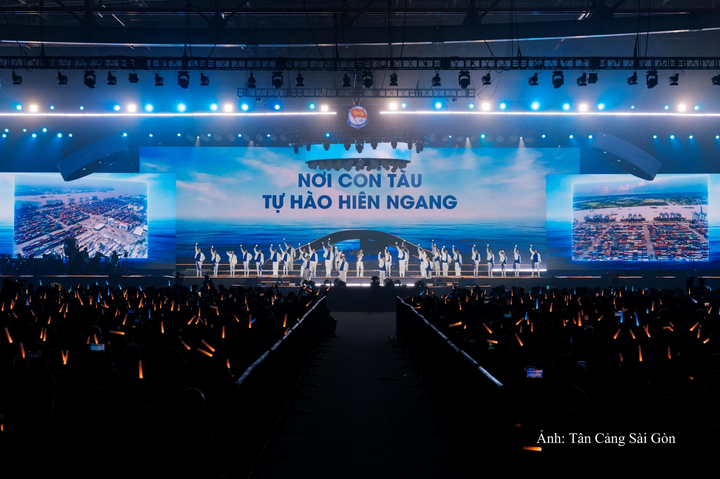 Các nghệ sĩ hàng đầu Việt Nam trình diễn tại không gian nghệ thuật được dàn dựng công phu.