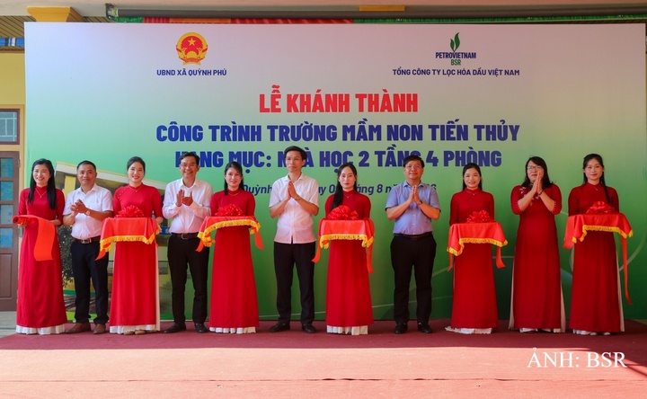 Đại diện UBND xã Quỳnh Phú, BSR và Trường Mầm non Tiến Thủy thực hiện nghi thức cắt băng khánh thành Trường Mầm non Tiến Thủy.