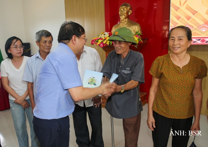 Đại diện BSR trao tặng các phần quà tri ân, thể hiện lòng biết ơn đối với những người có công với cách mạng.