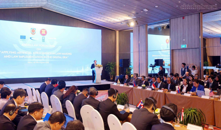 Phó Thủ tướng: Một hệ thống pháp luật minh bạch, ổn định, dễ tiếp cận vừa củng cố lòng tin của người dân, doanh nghiệp, vừa là điều kiện để công nghệ mới được ứng dụng an toàn - Ảnh: chinhphu.vn/Thu Sa