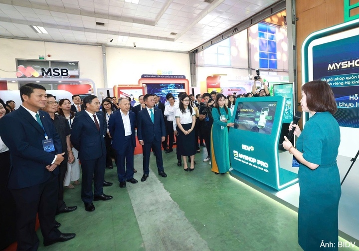 Đoàn đại biểu tham quan gian hàng công nghệ của BIDV