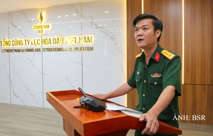 Thượng tá Nguyễn Thế Huy, Phó Tham mưu trưởng Bộ Chỉ huy Quân sự tỉnh Quảng Ngãi nhấn mạnh tầm quan trọng của đợt huấn luyện Đại đội Pháo phòng không 37mm-1 của BSR. Ảnh: BSR