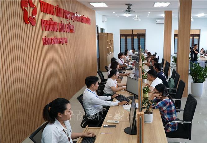 Giải quyết thủ tục hành chính tại Trung tâm phục vụ hành chính công phường Hòa Cường, thành phố Đà Nẵng. Ảnh minh họa: Quốc Dũng/TTXVN.