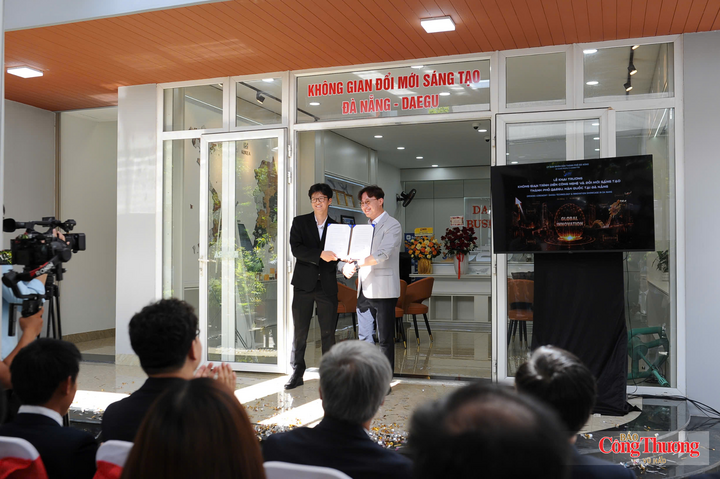 Trao Biên bản ghi nhớ hợp tác (MOU) giữa doanh nghiệp của TP. Đà Nẵng và TP. Daegu trong phát triển sản phẩm, mở rộng thị trường, thu hút đầu tư và triển khai các dự án đổi mới sáng tạo trong thời gian tới