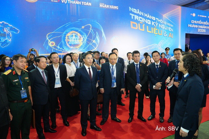 Lãnh đạo các Bộ, ngành và lãnh đạo Ngân hàng Nhà nước tham quan triển lãm, trải nghiệm sản phẩm, dịch vụ ngân hàng số.