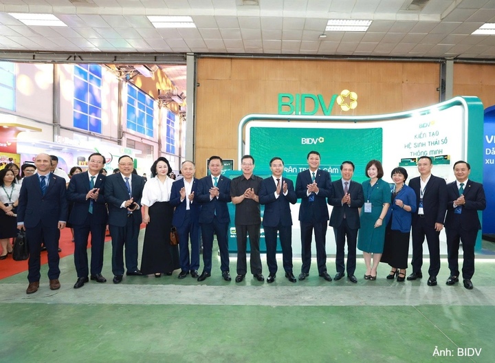 Lãnh đạo Ngân hàng Nhà nước, lãnh đạo bộ, ngành và BIDV chụp ảnh lưu niệm tại sự kiện