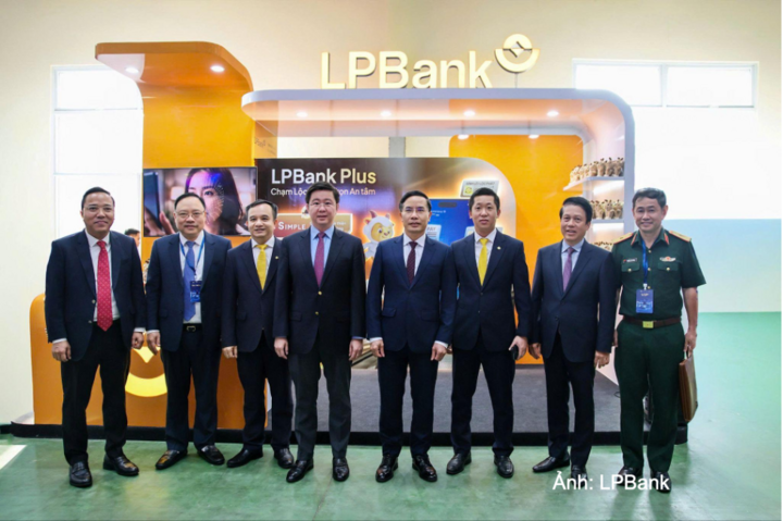 Lãnh đạo LPBank đón đoàn đại biểu là lãnh đạo Ngân hàng Nhà nước Việt Nam cùng đại diện lãnh đạo các cơ quan, đơn vị tại gian trưng bày LPBank.