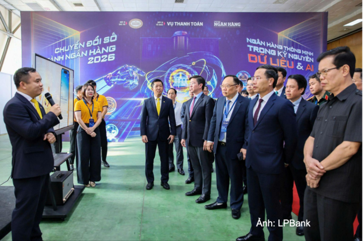 Ông Đặng Công Hoàn - Phó Tổng Giám đốc LPBank giới thiệu về ứng dụng LPBank Plus trước các đại biểu tham dự chương trình.