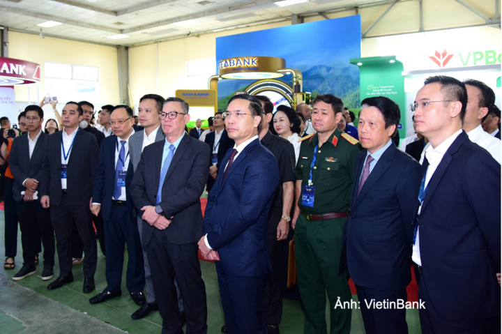 Đại biểu tham quan gian triển lãm của VietinBank