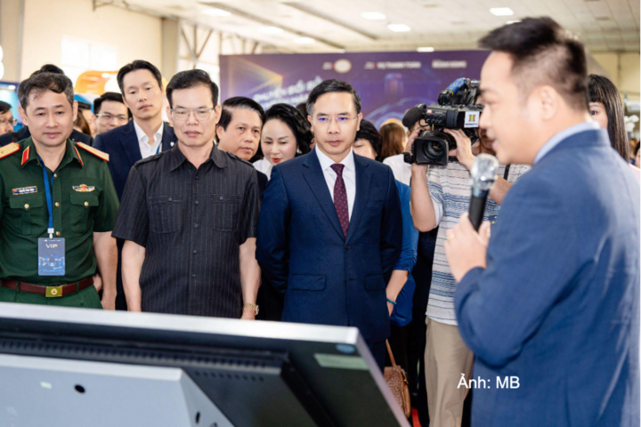Thống đốc Ngân hàng Nhà nước và lãnh đạo các Bộ, ngành tham quan gian trưng bày của MB
