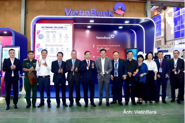 Đại biểu chụp ảnh lưu niệm bên gian triển lãm VietinBank