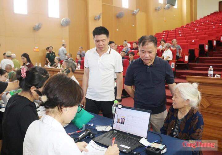 Xã Quốc Oai (TP. Hà Nội) triển khai thu thập mẫu ADN của thân nhân liệt sĩ. Ảnh: Phong Lâm