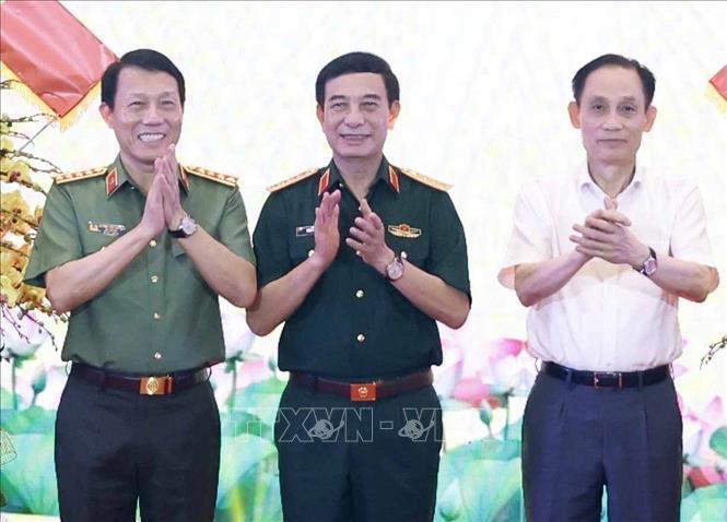 Đại tướng Phan Văn Giang, Uỷ viên Bộ Chính trị, Phó Bí thư Quân uỷ Trung ương, Phó Thủ tướng Chính phủ, Bộ trưởng Bộ Quốc phòng chúc mừng Bộ Công an và Bộ Ngoại giao. Ảnh: Thống Nhất/TTXVN