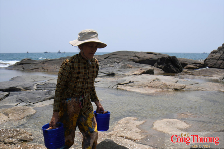 Một số ít người dân nơi đây vẫn giữ nghề làm muối trên đá.