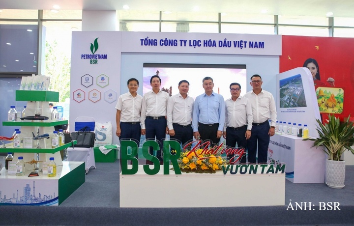 Đoàn công tác PETROVIETNAM tham quan khu gian hàng triển lãm của BSR.  Ảnh: BSR