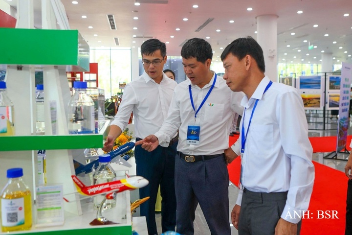 Khách tham quan tìm hiểu các sản phẩm và hoạt động sản xuất, kinh doanh của BSR tại triển lãm kỷ niệm 30 năm Ngày thành lập Ban Quản lý Khu kinh tế Dung Quất và các khu công nghiệp Quảng Ngãi. Ảnh: BSR