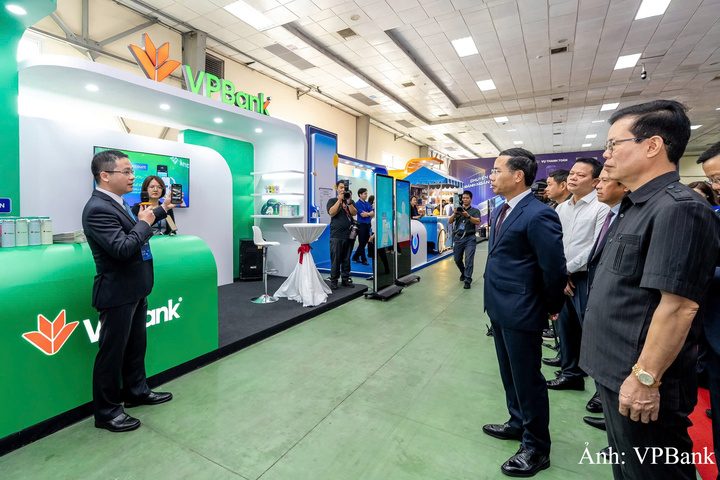 Thống đốc NHNN Phạm Đức Ấn cùng lãnh đạo các bộ, ngành tham quan gian hàng VPBank tại sự kiện.
