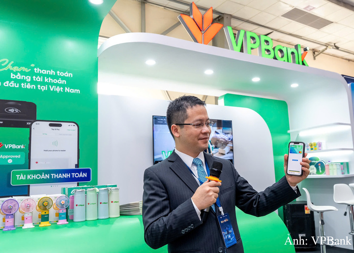 Ông Phạm Long Giang, Phó Giám đốc Trung tâm Dịch vụ Ngân hàng số, Khối Khách hàng cá nhân VPBank chia sẻ tại sự kiện.