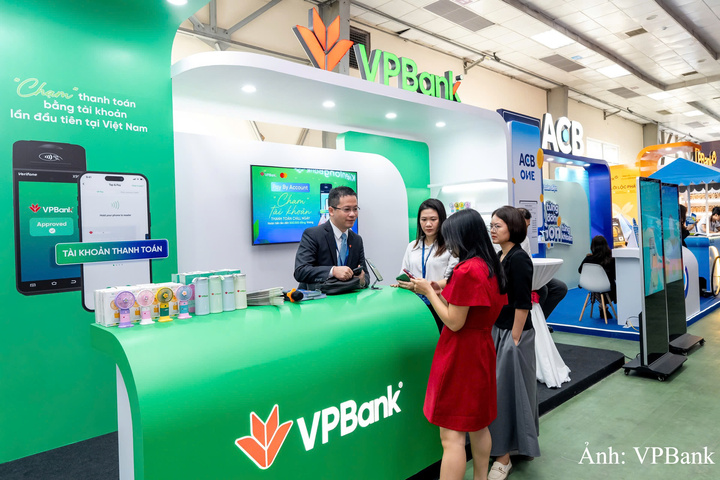 Khách hàng trải nghiệm tại gian hàng VPBank.
