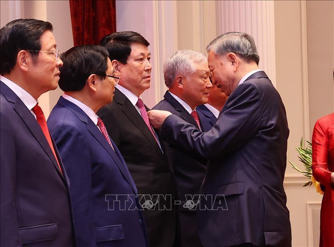 Tổng Bí thư, Chủ tịch nước Tô Lâm trao tặng Huân chương Hồ Chí Minh cho nguyên Ủy viên Bộ Chính trị, nguyên Chủ tịch nước Lương Cường. Ảnh: Văn Điệp/TTXVN