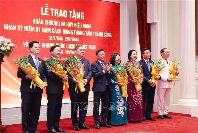 Đồng chí Trần Cẩm Tú, Ủy viên Bộ Chính trị, Thường trực Ban Bí thư trao Huy hiệu 35 năm tuổi Đảng cho các đại biểu. Ảnh: Văn Điệp/TTXVN