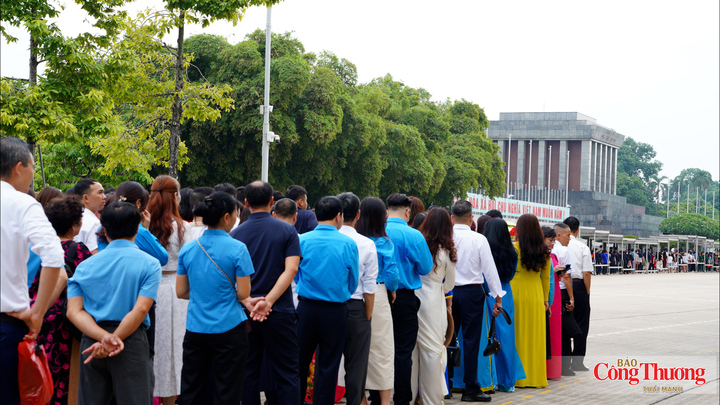 Toàn cảnh Đoàn đại biểu cùng các gia đình, học sinh tiêu biểu  tại Quảng trường Ba Đình.