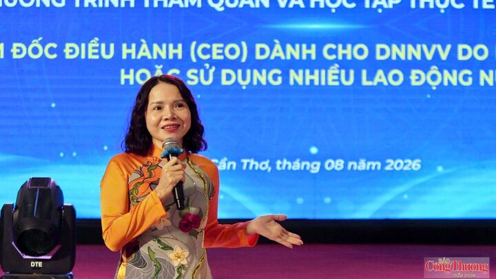 Bà Đào Thị Sinh - Nhà sáng lập, Chủ tịch học viện doanh nhân Vân Nguyên Edubiz, phát biểu tại hội thảo.