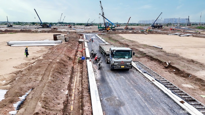 Aqua City đang bước vào giai đoạn thi công cao điểm với hơn 4.000 kỹ sư, công nhân cùng hàng trăm nhà thầu, đơn vị tư vấn và đối tác tham gia triển khai.