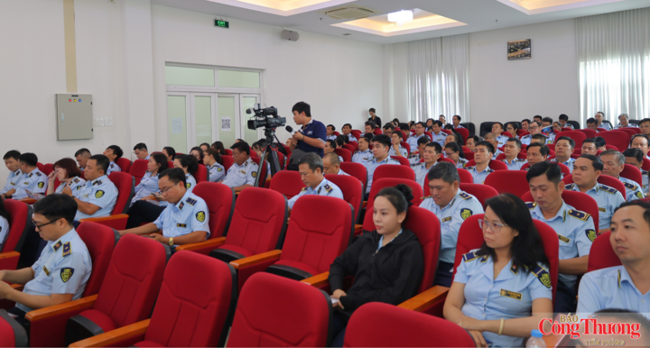 Toàn cảnh Hội nghị tập huấn phân biệt hàng thật - hàng giả và nhận diện hàng hóa xâm phạm quyền sở hữu trí tuệ của Chi cục Quản lý thị trường TP. Hồ Chí Minh.