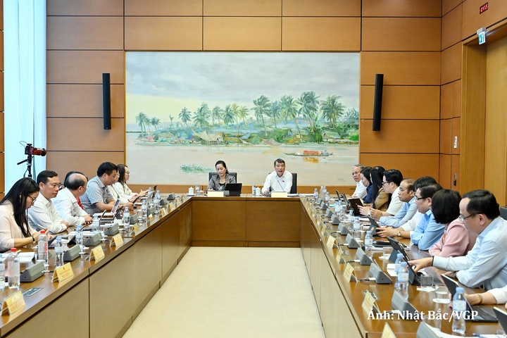 Thủ tướng Chính phủ Lê Minh Hưng thảo luận tại Tổ 11.