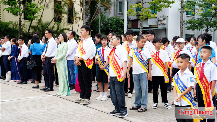 Các em học sinh là con công nhân viên chức lao động vượt khó học giỏi, đạt thành tích cao trong năm học 2025-2026 tại lễ viếng.