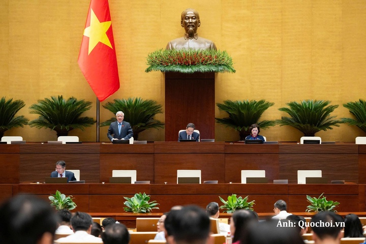 Dưới sự điều hành của Phó Chủ tịch Thường trực Quốc hội Đỗ Văn Chiến, Quốc hội nghe Tờ trình và Báo cáo ý kiến về định hướng chính sách sửa đổi Luật Đất đai năm 2024.