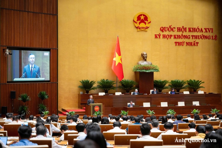 Bộ trưởng Bộ Tài chính Ngô Văn Tuấn trình bày Tờ trình tóm tắt về phê duyệt chủ trương đầu tư Chương trình mục tiêu quốc gia phát triển văn hóa - xã hội, nông thôn, dân tộc và miền núi giai đoạn 2026 - 2035.