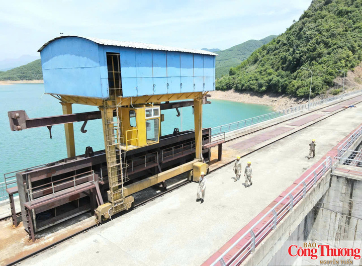 Cán bộ, công nhân thủy điện Hương Điền kiểm tra, vận hành thiết bị tại công trình, góp phần bảo đảm nguồn điện vận hành an toàn, ổn định