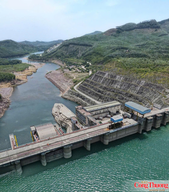 Thuỷ điện chiếm 90% trong tổng sản lượng điện thành phố Huế, để đảm bảo nguồn năng lượng lâu dài, bền vững cho phát triển kinh tế - xã hội, địa phương cần phát triển đa dạng nguồn năng lượng, trong đó dư địa về điện mặt trời mái nhà, điện khí LNG còn rất lớn.