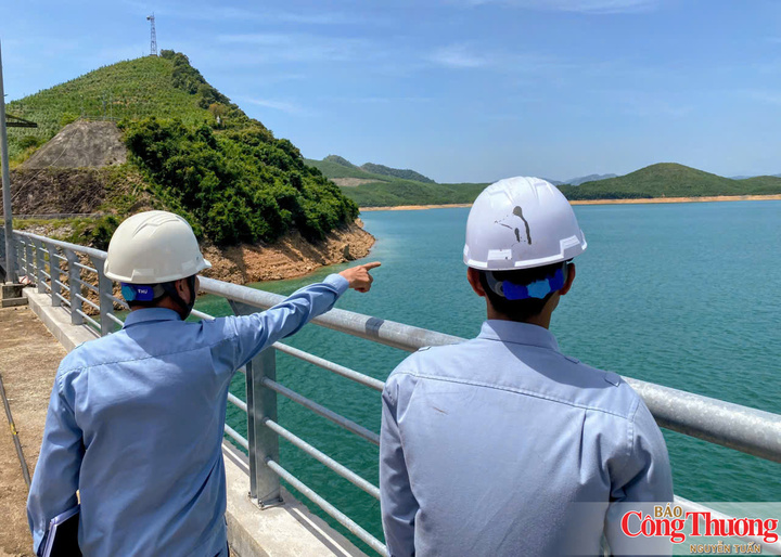 Cán bộ nhà máy thuỷ điện theo dõi diễn biến nguồn nước để chủ động điều tiết hồ chứa, hài hòa mục tiêu phát điện và cấp nước hạ du