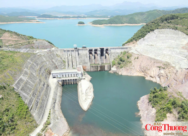 Toàn cảnh công trình thủy điện Hương Điền nằm giữa vùng núi, cho thấy rõ mối liên hệ giữa hồ chứa, nguồn nước về hạ du và hoạt động phát điện