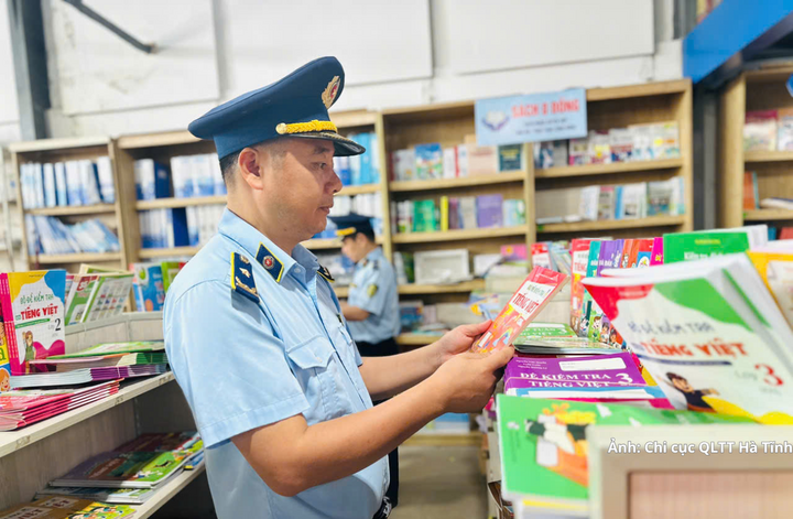 Lực lượng chức năng thường xuyên có mặt tại các điểm bán để giám sát, giúp người dân yên tâm khi lựa chọn sách vở, đồ dùng học tập.