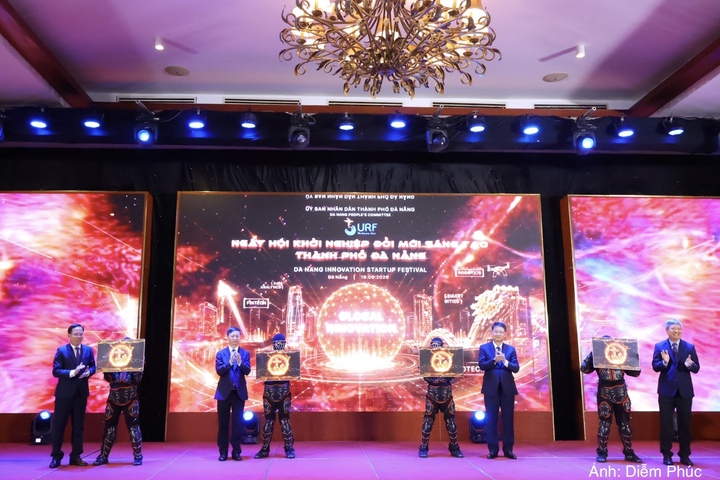 SURF 2026 thu hút hơn 150 dự án, startup trưng bày, 3000 lượt người tham dự trực tiếp và trực tuyến.
