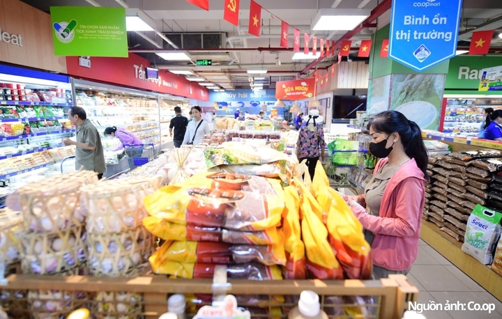 Người tiêu dùng mua sắm các sản phẩm hàng Việt tại Saigon Co.op, hưởng ứng chương trình “Tự hào hàng Việt”.