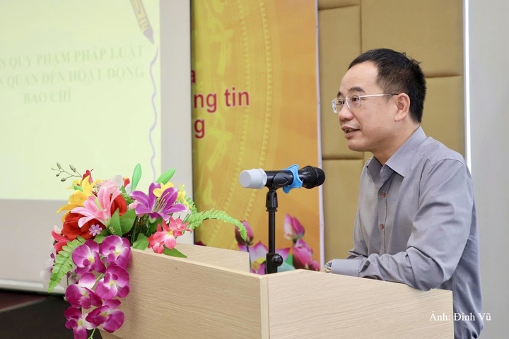 Ông Nguyễn Văn Hiếu, Phó Cục trưởng Cục Báo chí, Bộ Văn hóa, Thể thao và Du lịch phát biểu tại buổi tập huấn.